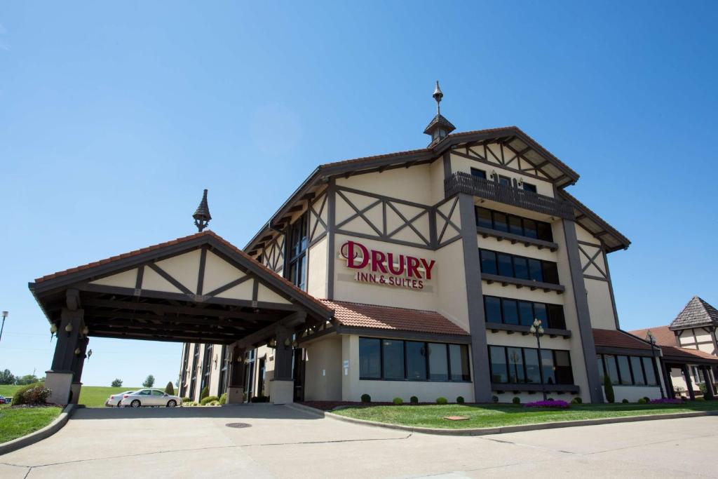 un edificio con un cartel en la parte delantera en Drury Inn & Suites Jackson MO en Jackson