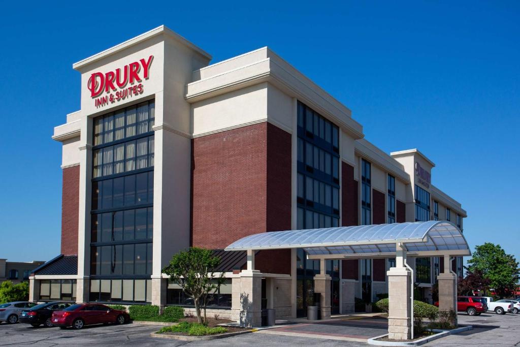 un bâtiment avec un grand panneau de pharmacie dans un parking dans l'établissement Drury Inn & Suites Memphis Southaven, à Horn Lake