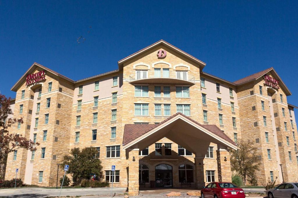 een groot bakstenen gebouw met een bord erop bij Drury Inn & Suites Amarillo in Amarillo