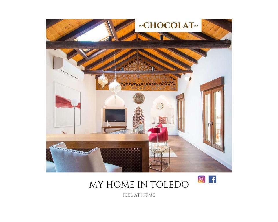 ein Wohnzimmer mit einem Esstisch und ein Wohnzimmer mit Holzdecken in der Unterkunft ~CHOCOLAT~ Unique place in an individual house in Toledo