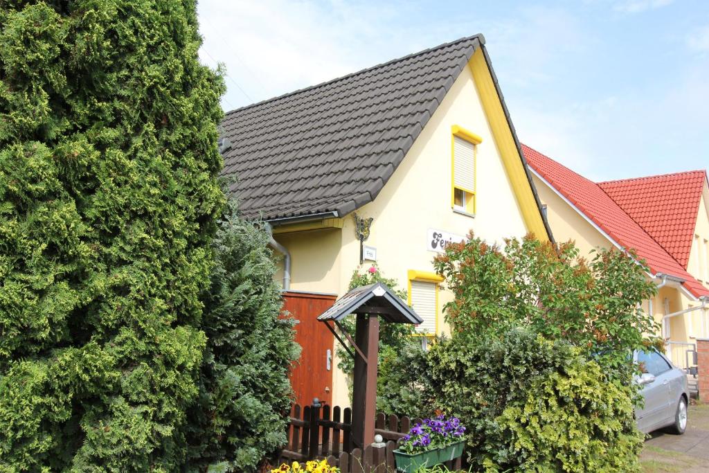 ヴァーレンにあるFerienhaus Waren SEE 7142の黒屋根の黄色い家