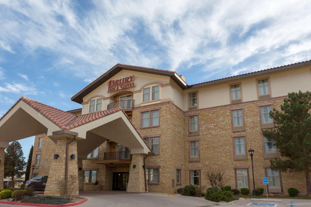 un hotel con un cartel en la parte delantera en Drury Inn & Suites Las Cruces, en Las Cruces