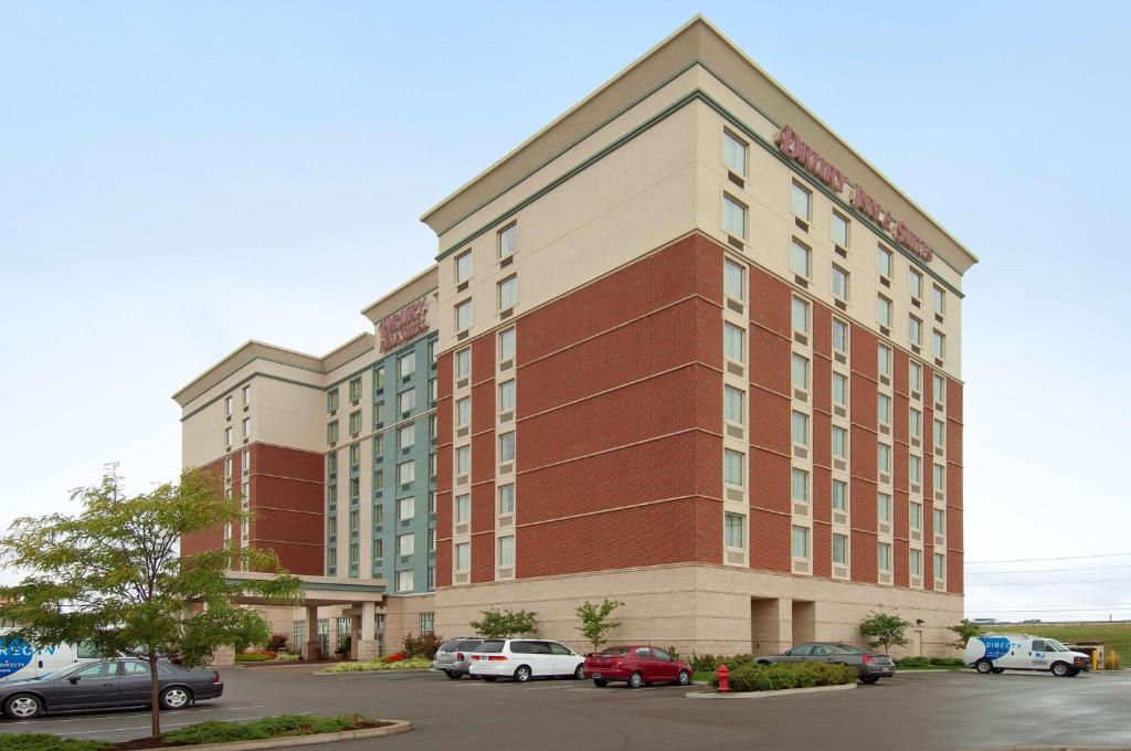 インディアナポリスにあるDrury Inn & Suites Indianapolis Northeastの駐車場車を停めた大きな建物