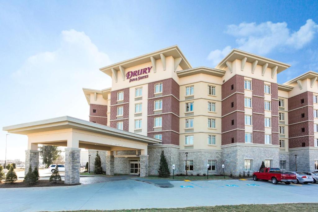 uma prestação de um hotel com estacionamento em Drury Inn & Suites Louisville North em Louisville