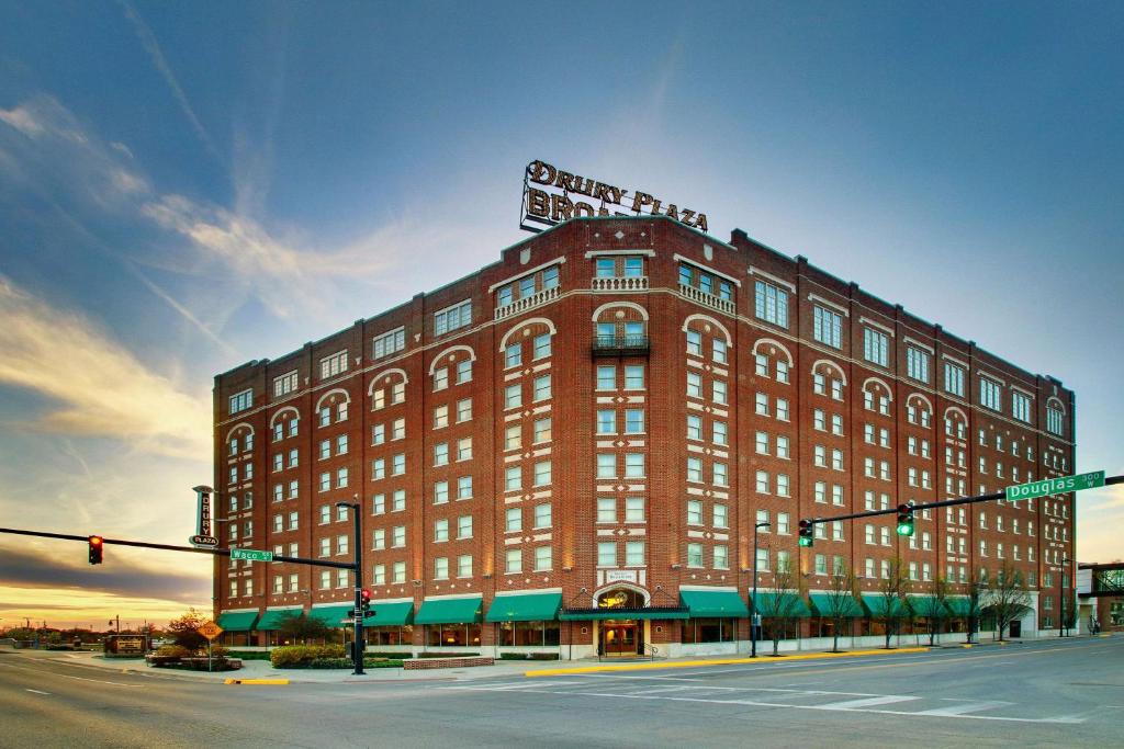 ein großes Backsteingebäude mit einem Schild darüber in der Unterkunft Drury Plaza Hotel Broadview Wichita in Wichita