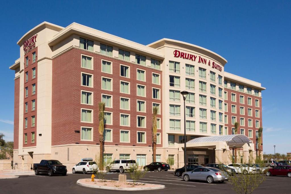 un edificio de hotel con coches aparcados en un aparcamiento en Drury Inn & Suites Phoenix Tempe en Tempe