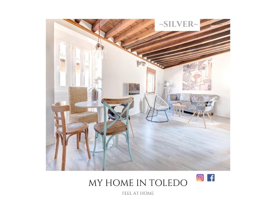 een woonkamer met een tafel en stoelen bij ~SILVER~ Edificio Singular S.XVIII. Centro in Toledo