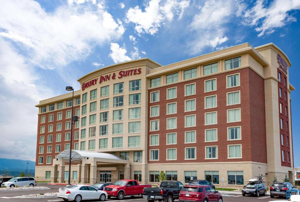 une auberge d'hôtel avec des voitures garées dans un parking dans l'établissement Drury Inn & Suites Colorado Springs Near the Air Force Academy, à Colorado Springs