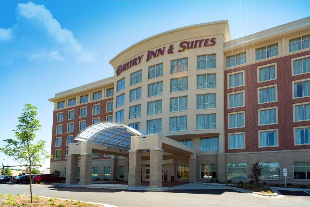 een hotelgebouw met een bord dat staat voor Union Inn and Suites bij Drury Inn & Suites Burlington in Burlington