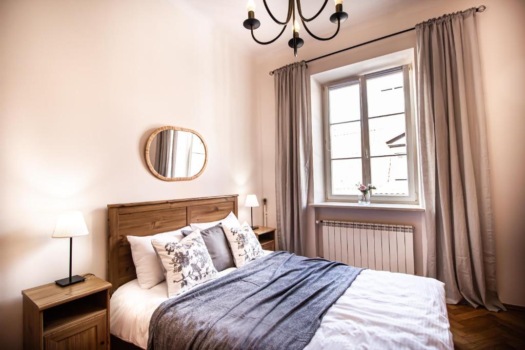 Posteľ alebo postele v izbe v ubytovaní Świętojańska Old Town Apartment