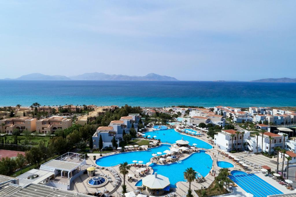 vista aerea di un resort con piscina di Atlantica Marmari Palace a Mastichárion