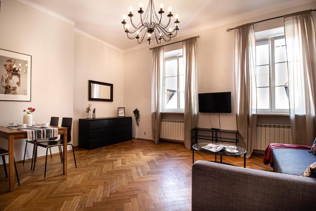 Televízia a/alebo spoločenská miestnosť v ubytovaní Świętojańska Old Town Apartment