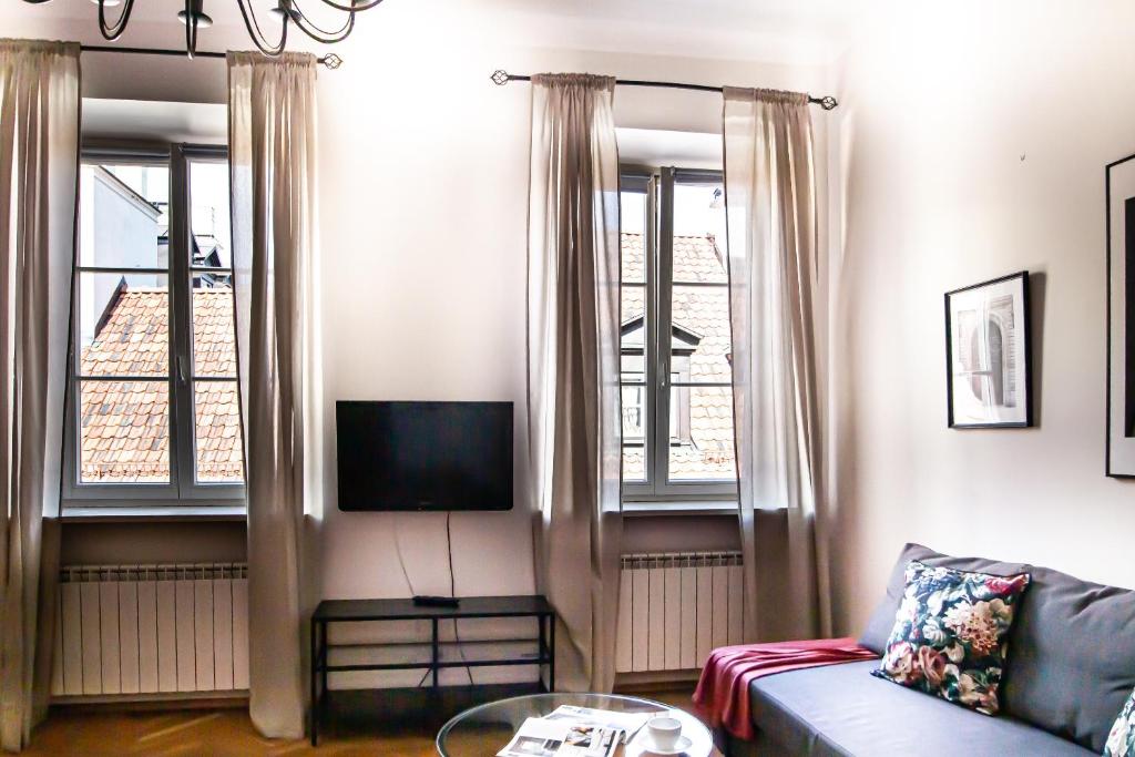 Televízia a/alebo spoločenská miestnosť v ubytovaní Świętojańska Old Town Apartment