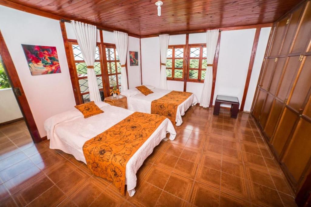 - une chambre avec 2 lits dans l'établissement Agroparque Las Villas, à Popayan