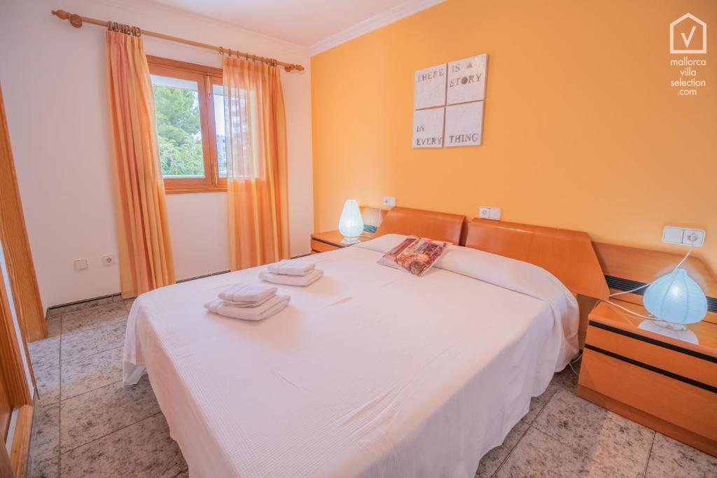 Postel nebo postele na pokoji v ubytování Casa SES GAVINES Alcudia by Mallorca Villa Selection