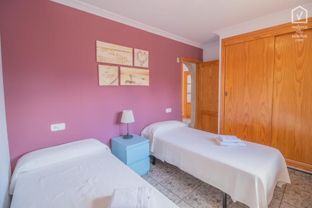 Postel nebo postele na pokoji v ubytování Casa SES GAVINES Alcudia by Mallorca Villa Selection