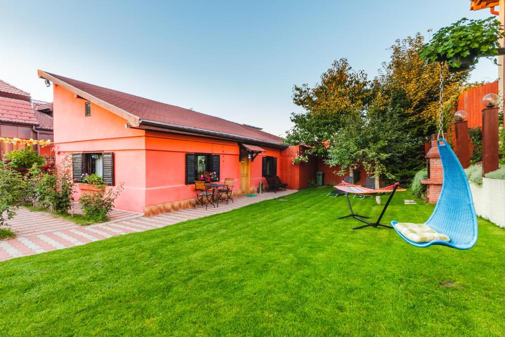 une cour avec un toboggan et une maison dans l'établissement Sunset Cottage, à Braşov