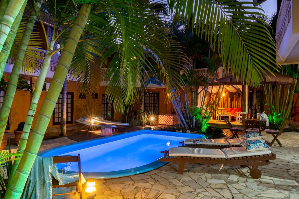 邦比尼亞斯的住宿－Pousada Dom Capudi，棕榈树度假村内的游泳池