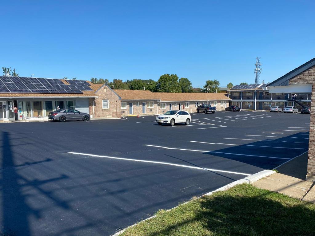 um parque de estacionamento com carros estacionados em frente a um edifício em Bel Air Motor Lodge em Maple Shade