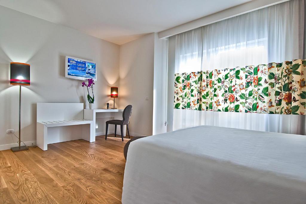Hotel Caravel tesisinde bir odada yatak veya yataklar