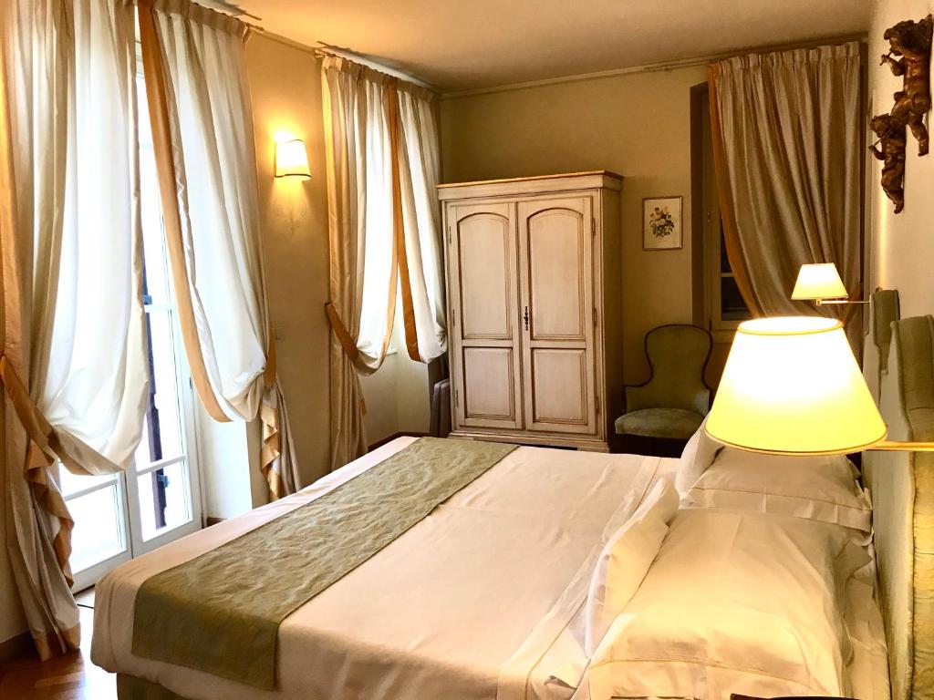 A bed or beds in a room at La Vittoria Boutique Hotel