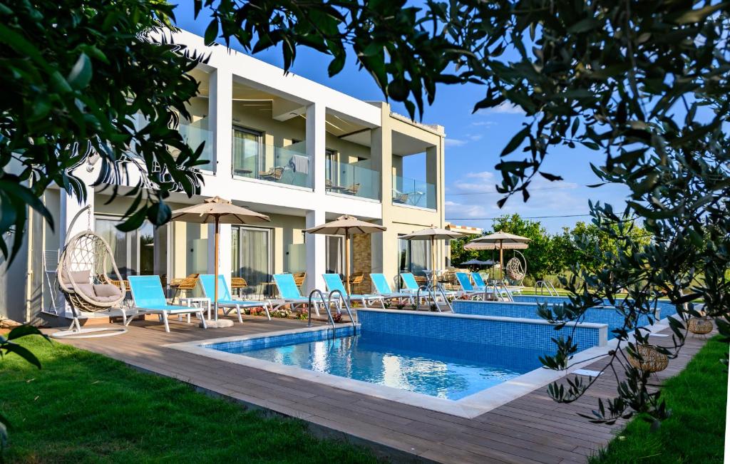 Бассейн в Alonaki Resort или поблизости
