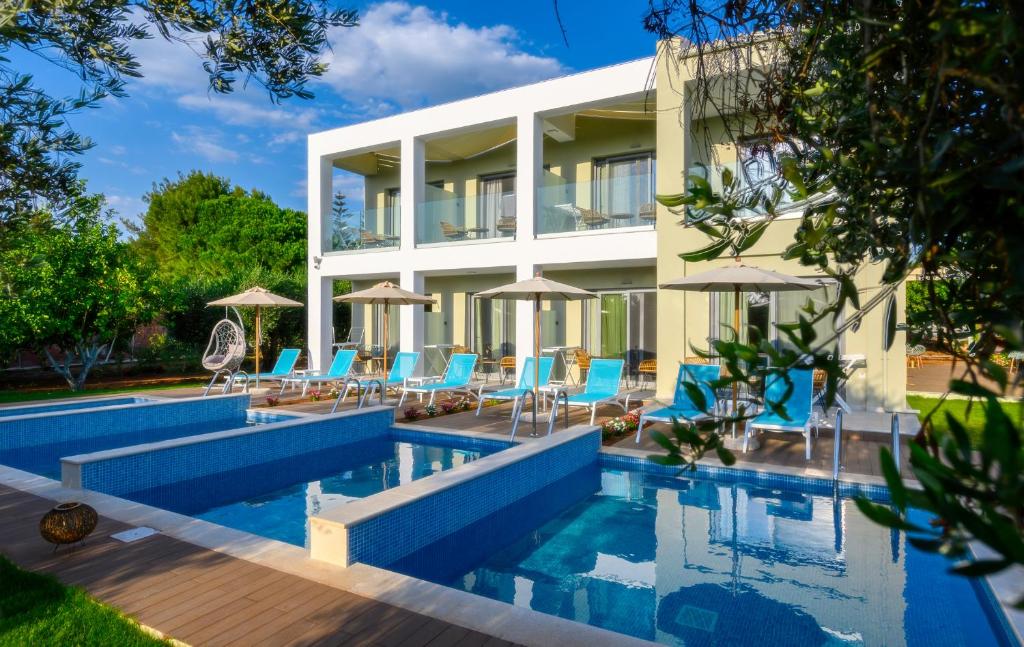Бассейн в Alonaki Resort или поблизости