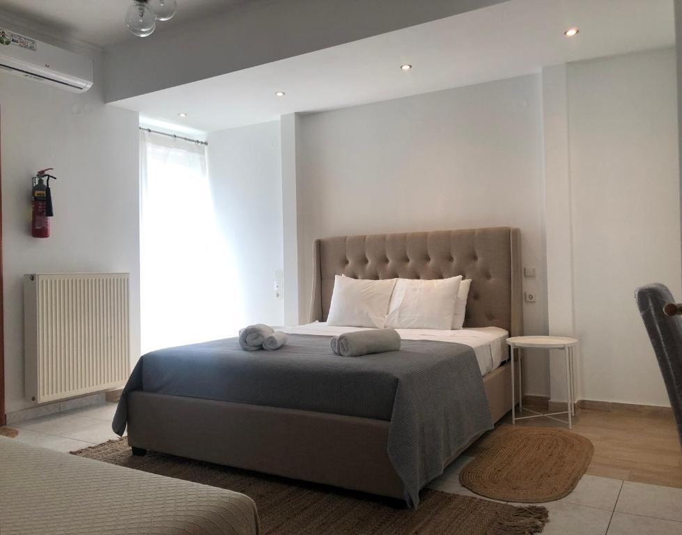 1 dormitorio con 1 cama grande y ventana grande en Greece Apartments Now, en Patra