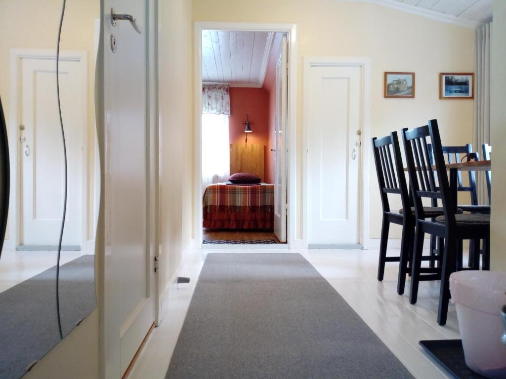 um corredor com um quarto com uma mesa e cadeiras em Ullaredsgården B&B em Ullared