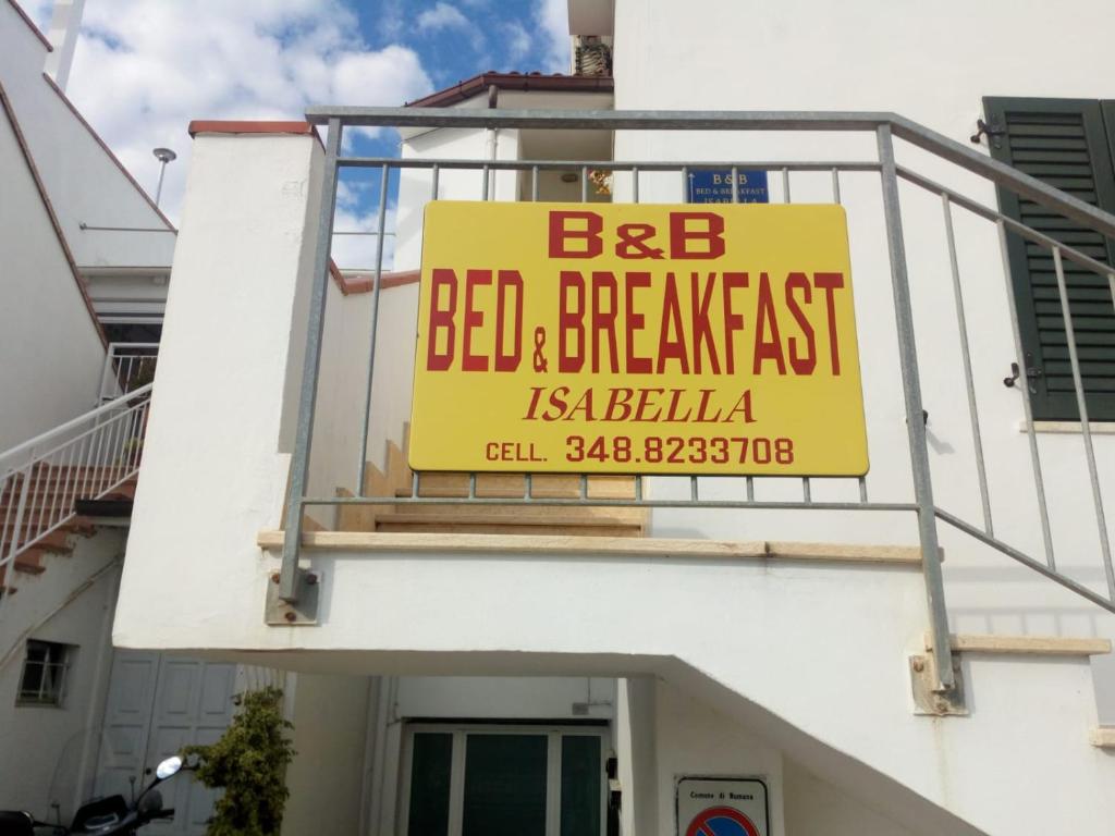 ein Schild für ein Bed & Breakfast an der Seite eines Gebäudes in der Unterkunft B&B Isabella in Numana