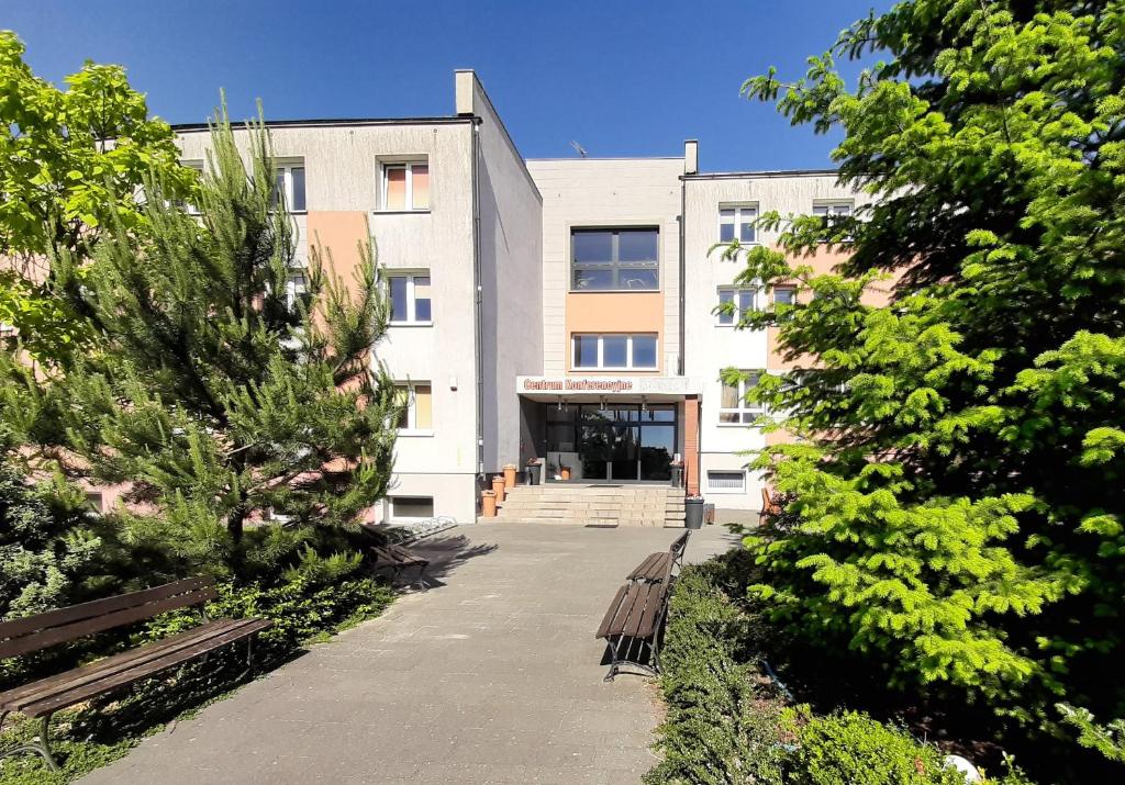 un bâtiment avec deux bancs devant lui dans l'établissement Centrum Konferencyjne Brancon, à Babimost