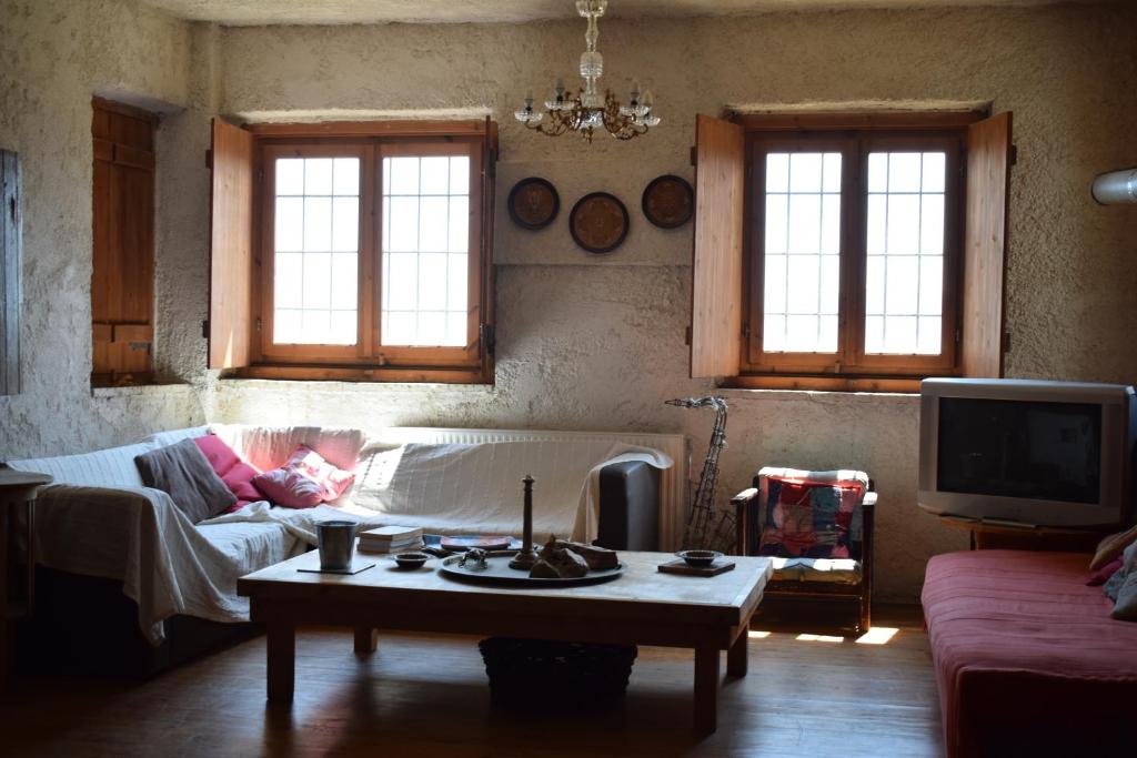 Televízia a/alebo spoločenská miestnosť v ubytovaní Arli House