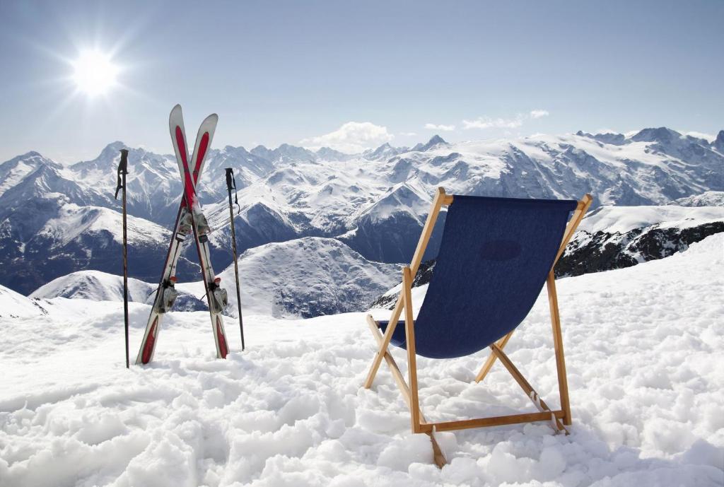 シャンパニー・アン・ヴァノワーズにあるChalet L'Aiguille de Meyの山雪椅子