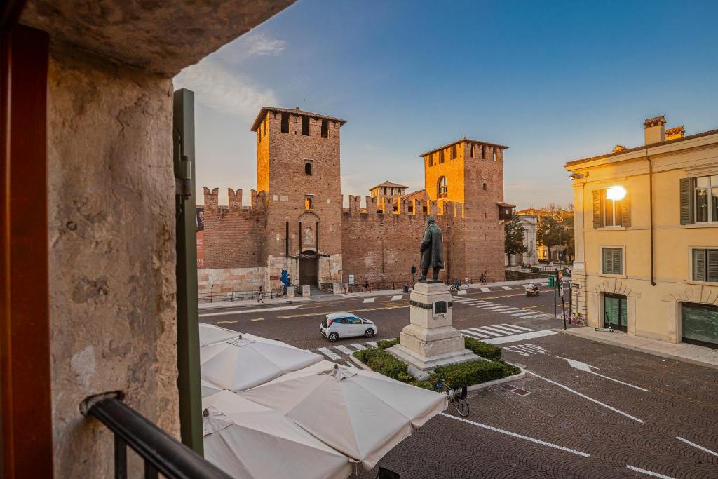 維洛納的住宿－Corte Realdi Verona，阳台享有建筑的景观,设有雕像