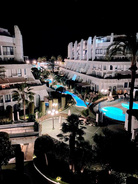 Bazén v ubytovaní Marbella House - EaW Homes alebo v jeho blízkosti
