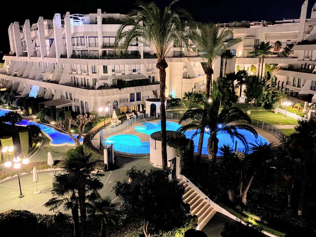 Bazén v ubytovaní Marbella House - EaW Homes alebo v jeho blízkosti