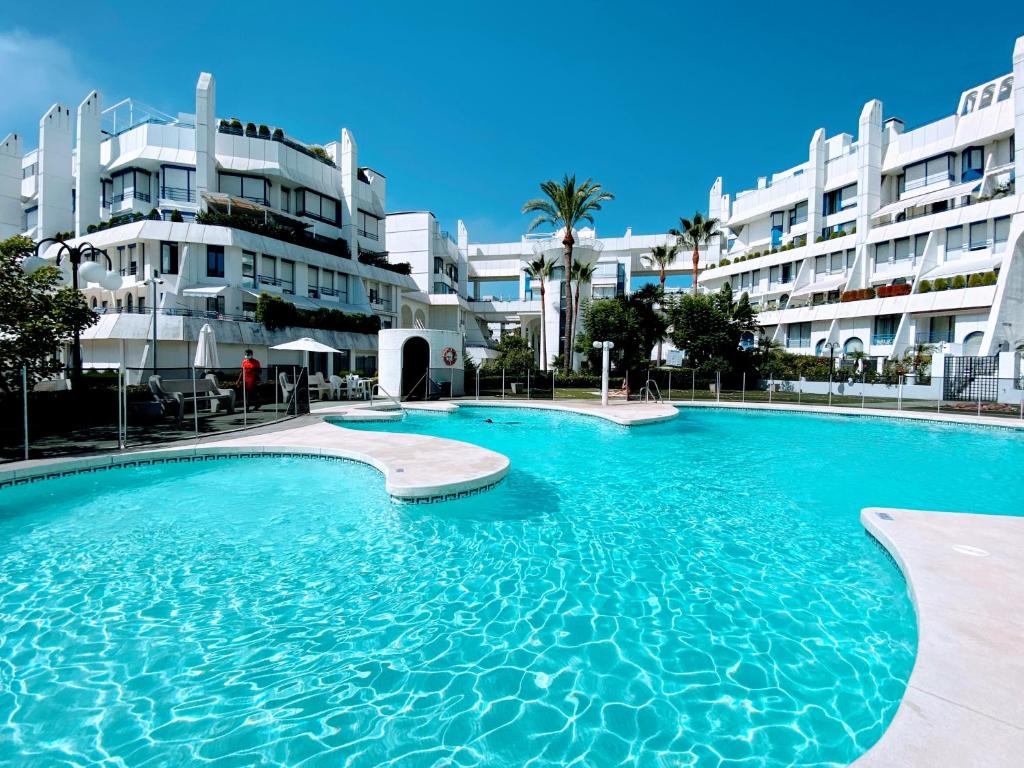 Bazén v ubytovaní Marbella House - EaW Homes alebo v jeho blízkosti
