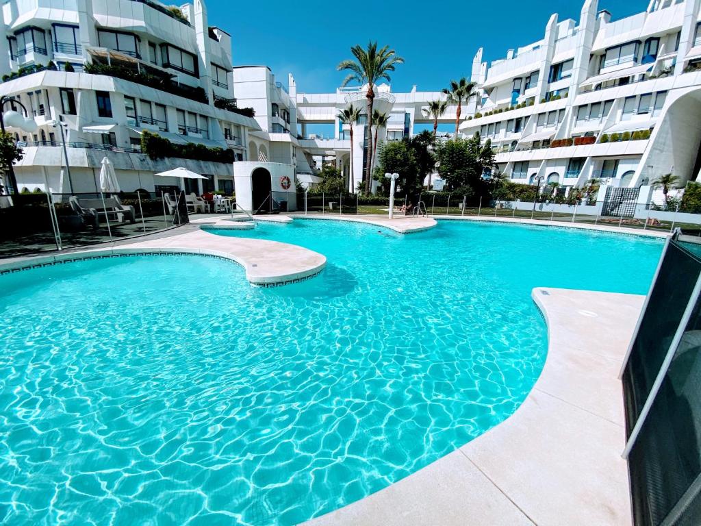 Bazén v ubytovaní Marbella House - EaW Homes alebo v jeho blízkosti