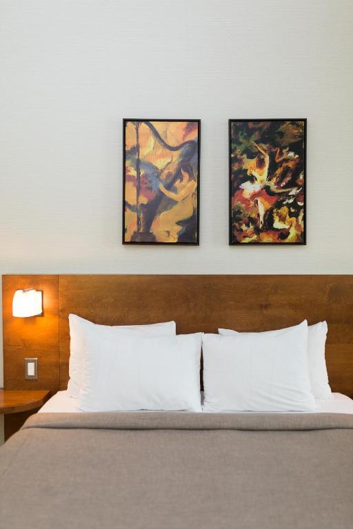 Postel nebo postele na pokoji v ubytování Hotel Chateau Laurier Québec