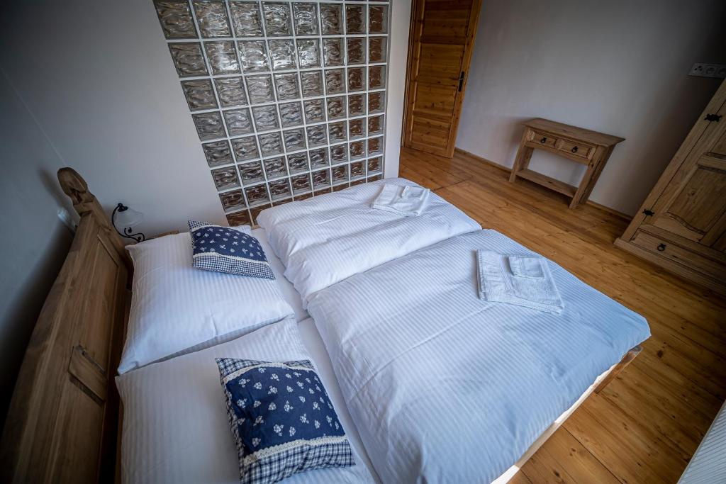 Postel nebo postele na pokoji v ubytování Chalupa Na Stráni