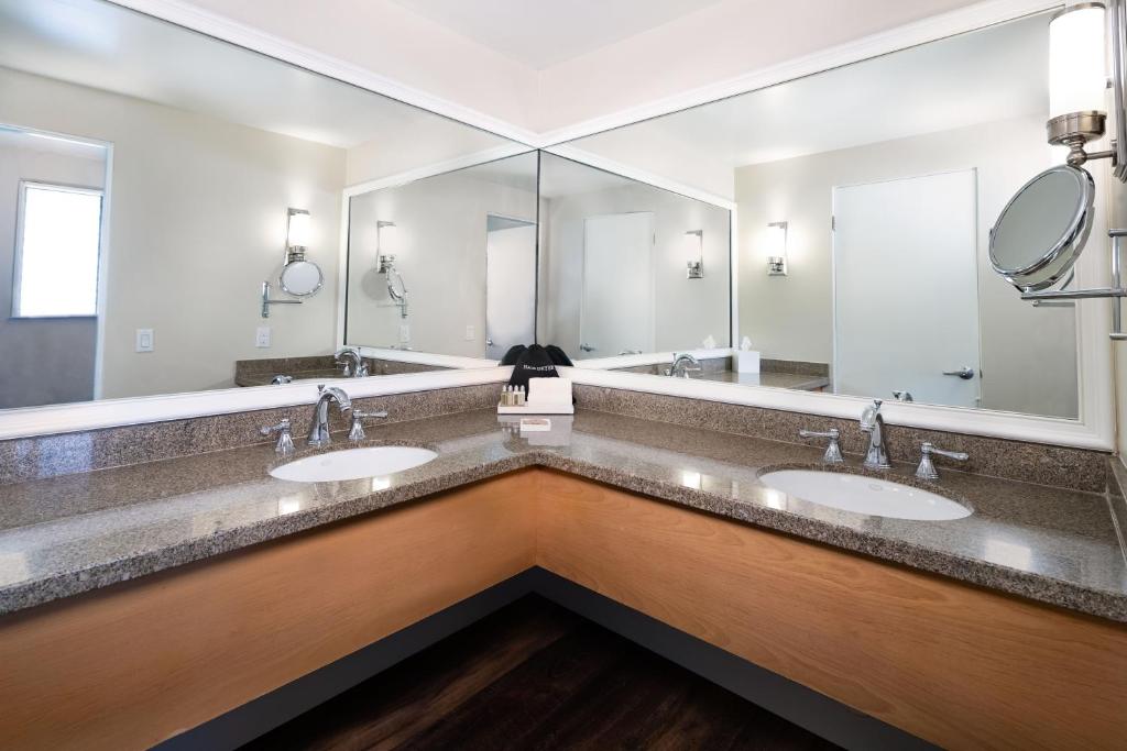 Temecula Creek Inn - Premium Corner King Room