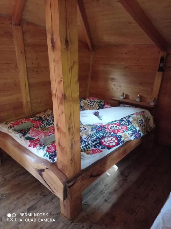 Postel nebo postele na pokoji v ubytování Treehouse v Brdech