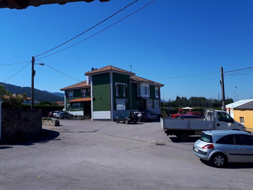 ein Gebäude mit einem LKW auf einem Parkplatz in der Unterkunft Hotel Restaurante el Fornon in Novellana