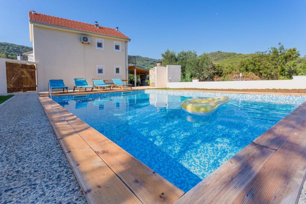 ein Schwimmbad mit einem Poolspielzeug in der Mitte in der Unterkunft Holiday Home Antonija in Stari Grad
