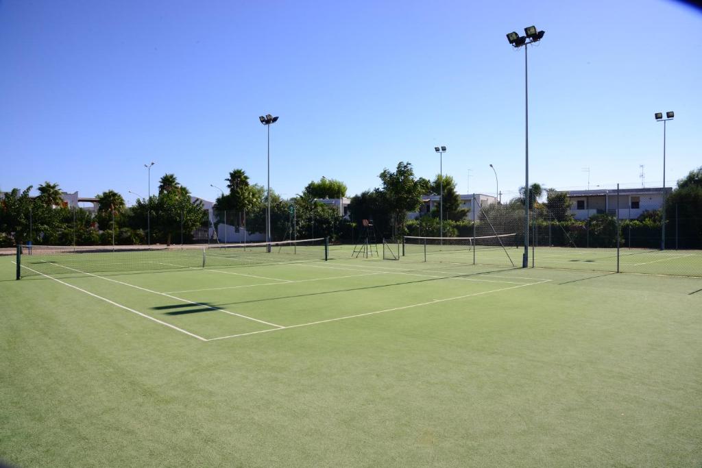 Tenis a/nebo squash v ubytování Chiusurelle Village Resort nebo okolí