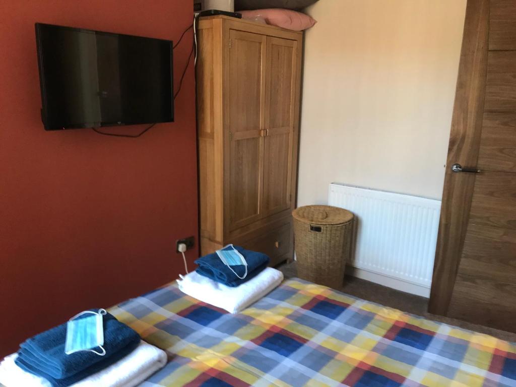 a bedroom with a bed with two towels on it at Richmond Luxury flat Fabulous location in Southend-on-Sea