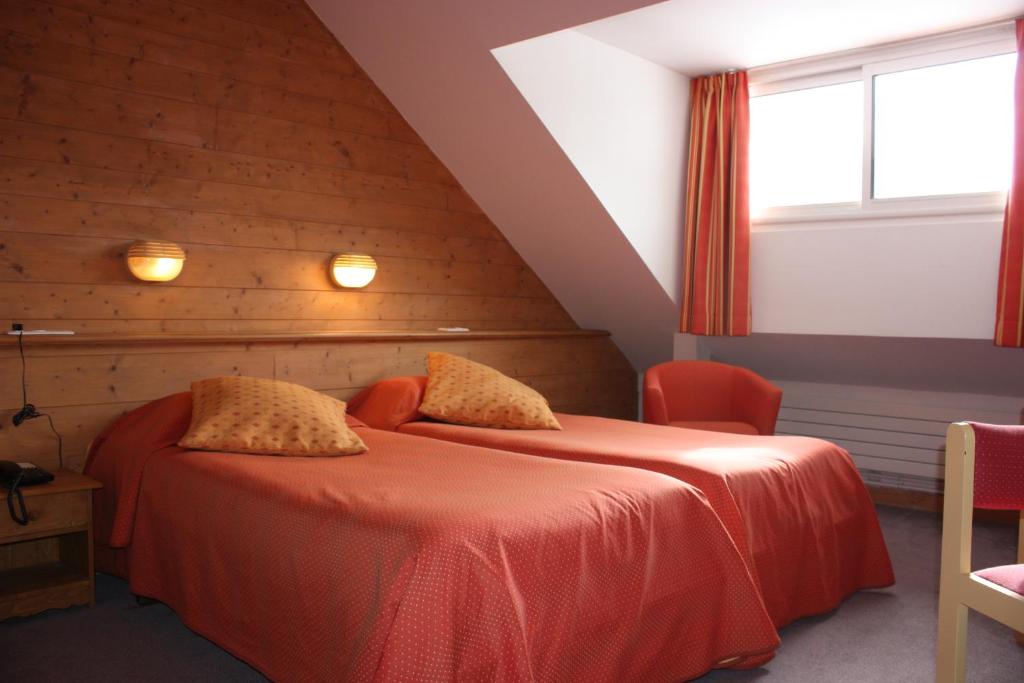 A bed or beds in a room at Hotel le Chalet