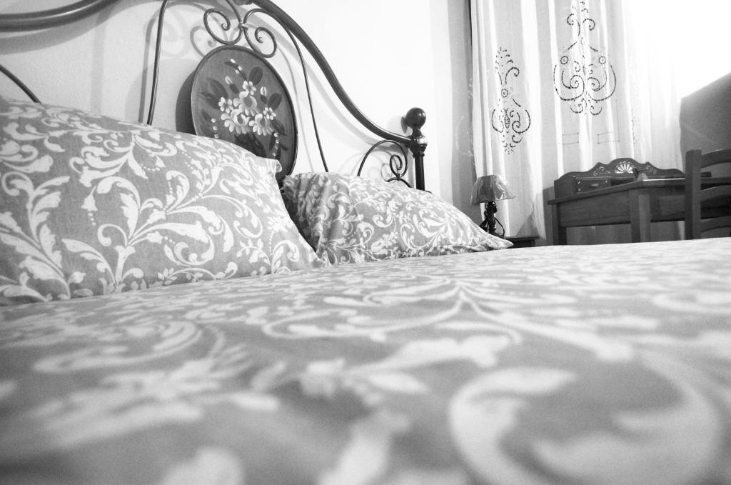 TV a/nebo společenská místnost v ubytování Casa De Ajala - B&B de Charme in Antica Dimora totalmente ristrutturata e dotata di tutti i confort Bagni privati Spazio living Patio esterno Ambienti climatizzati Degustazioni prodotti locali