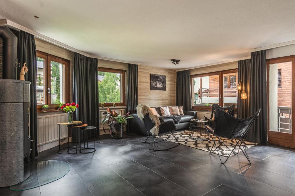 ツェルマットにあるCentral & Elegant Apartments,partially with Fireplace, by Zermatt Rentalのリビングルーム(ソファ、椅子付)