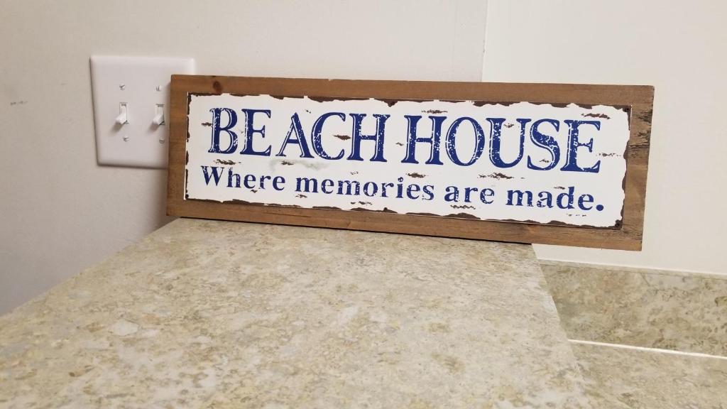 ein Schild für ein Strandhaus, in dem Erinnerungen entstehen in der Unterkunft Charming Condo 2min Walk From The Famous Boardwalk in Myrtle Beach